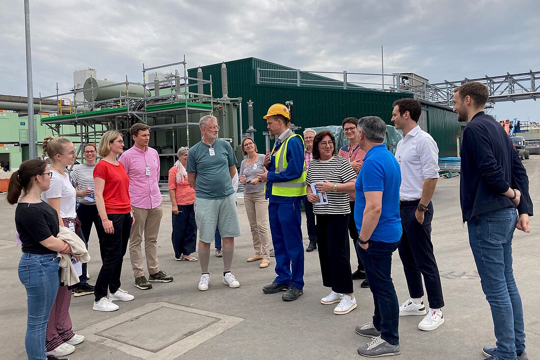 Das Bild zeigt eine Besuchergruppe, die eine Führung bei BASF in Mannheim erhält, zur Woche des Wasserstoffs.