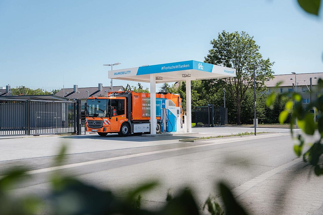 Zu sehen ist ein Abfallsammelfahrzeug an einer Wasserstoff-Tankstelle in Heidelberg