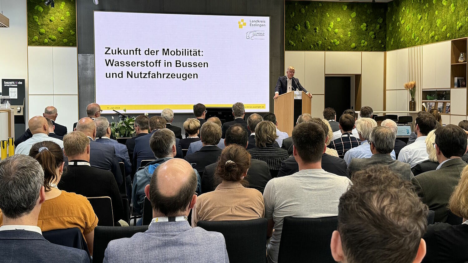 Heinz Eininger, Landrat des Landkreises Esslingen, spricht auf der Veranstaltung zur "Zukunft der Mobilität" am 11. Juni 2024 auf dem Podium