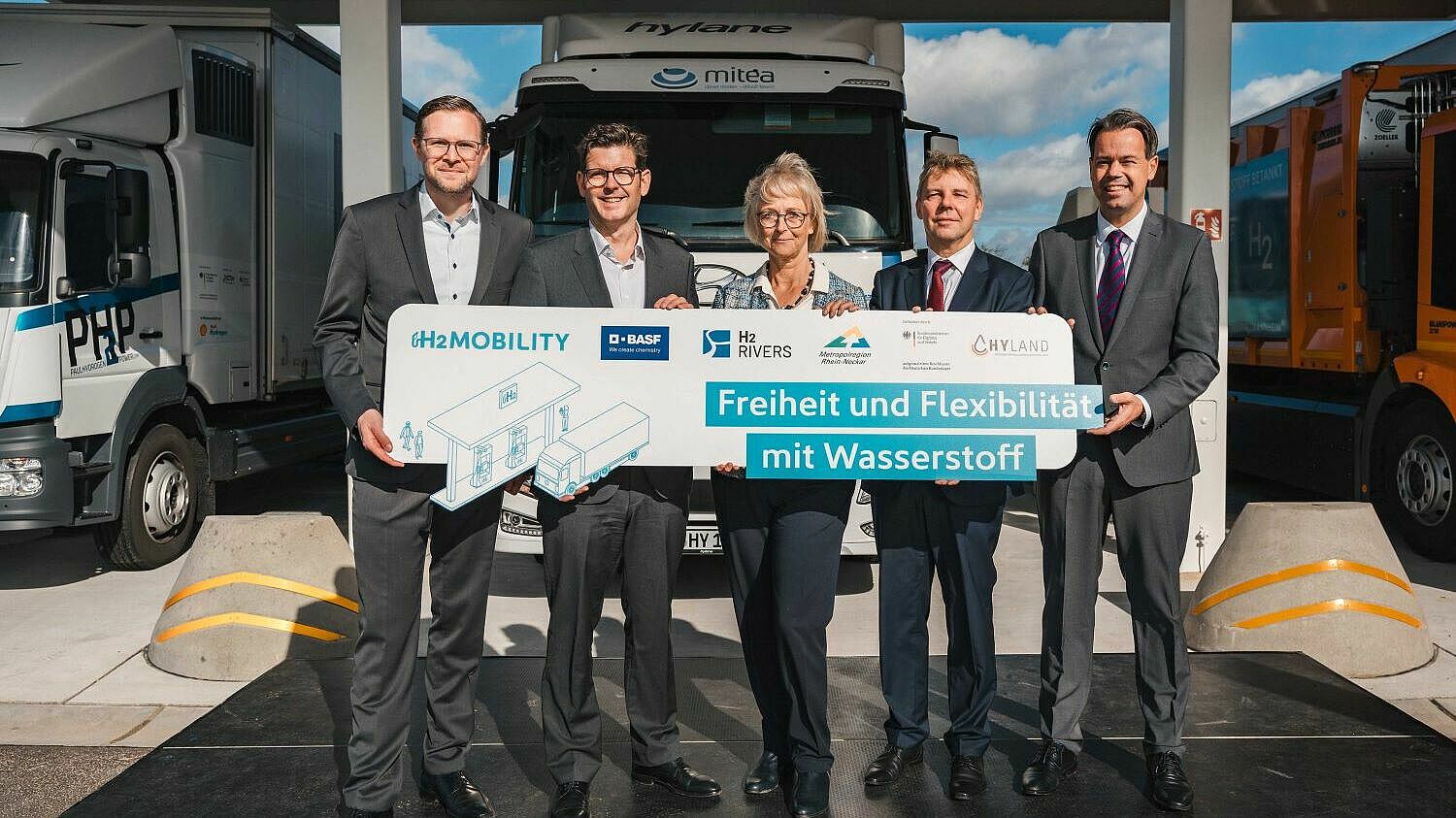 v.l.n.r.: Martin Jüngel, Geschäftsführer und CFO, H2 MOBILITY Deutschland, Tilmann Hezel, Senior Vice President Infrastructure am BASF-Standort Ludwigshafen, Doris Wittneben, Bereichsleiterin Zukunftsfelder und Innovationen, MRN GmbH, Sven Halldorn, Abteilungsleiter Grundsatzabteilung des Bundesministeriums für Digitales und Verkehr und Nicolas Meyer, Oberbürgermeister von Frankenthal, Foto: H2 MOBILITY