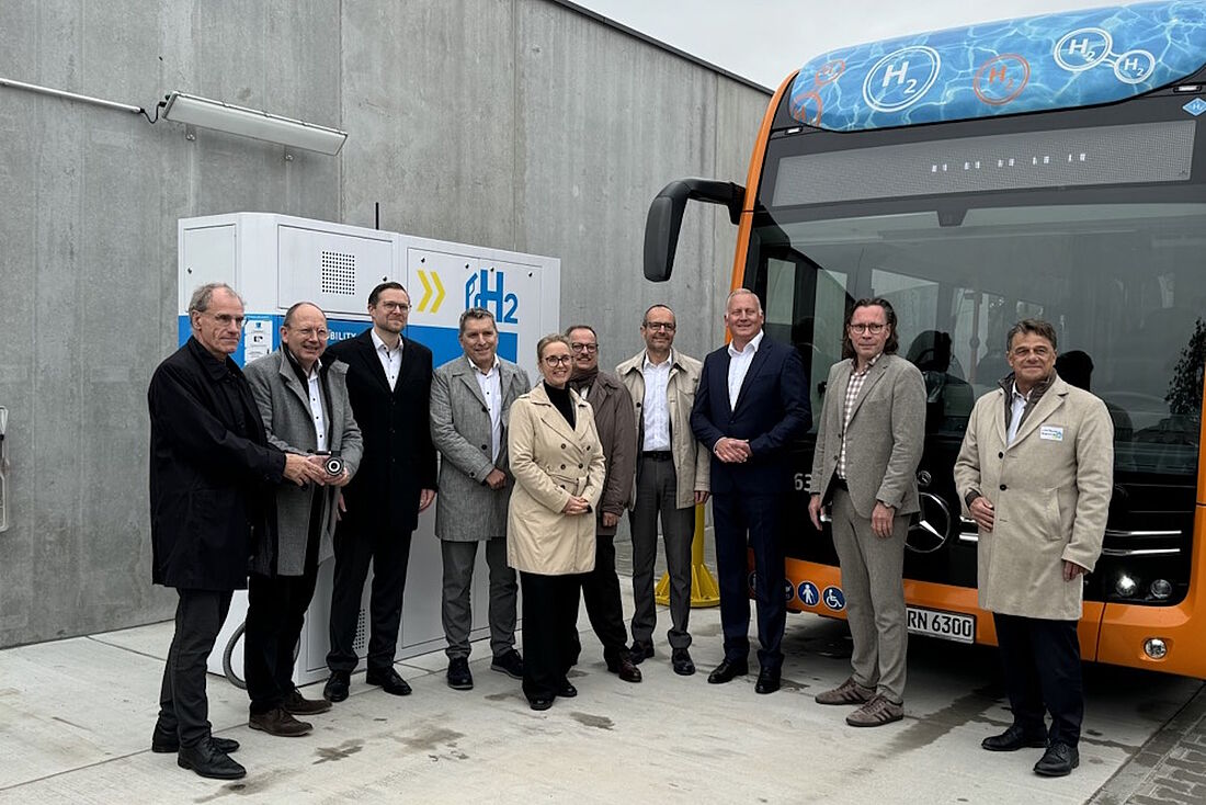 Politische Vertreter und H2-Experten stehen vor der neuen H2-Tankstelle